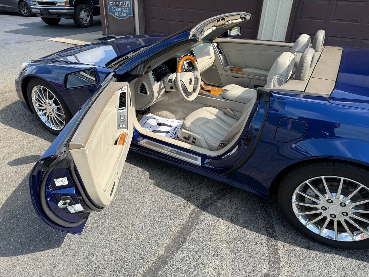 Used 2005 Cadillac XLR RWD image 31