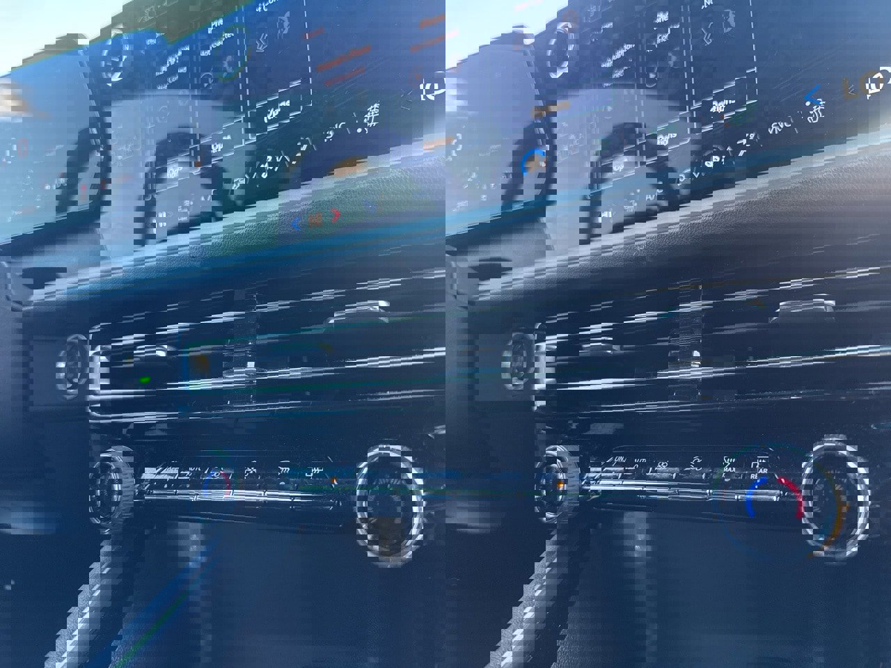 Used 2025 Chevrolet Traverse LT image 19