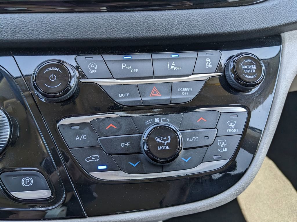 Used 2024 Chrysler Pacifica Touring-L image 61