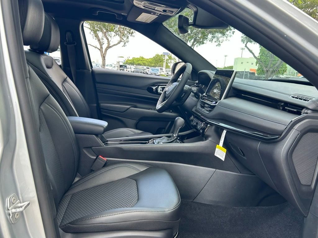 New 2025 Jeep Compass Latitude w/ Sun & Sound Group AWD/4WD image 31