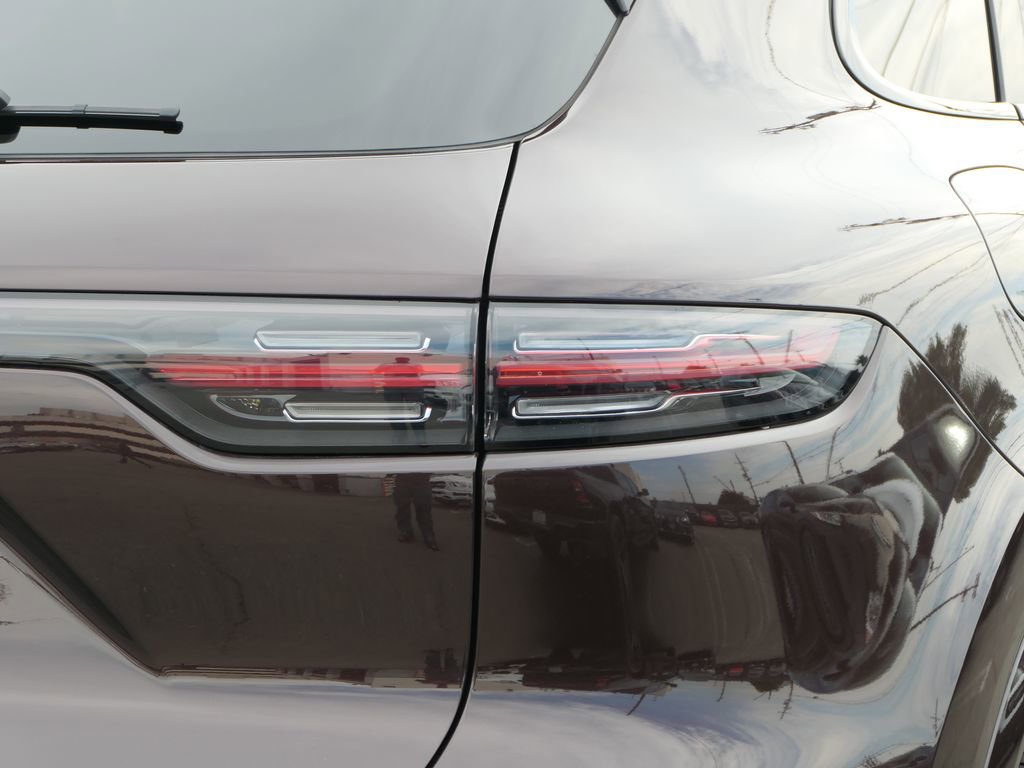 Used 2022 Porsche Cayenne Platinum Edition image 5