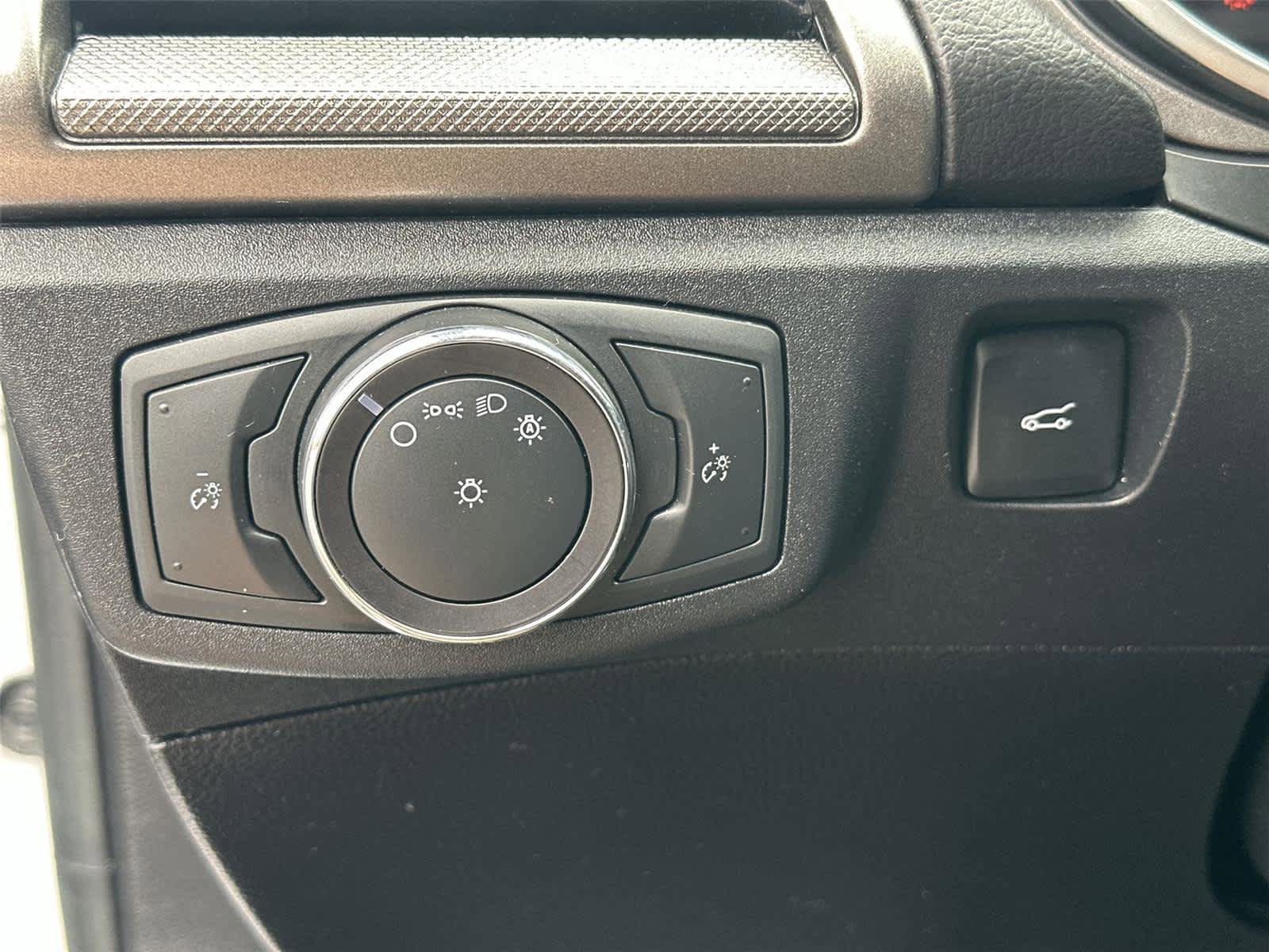 Used 2020 Ford Fusion SE FWD image 38