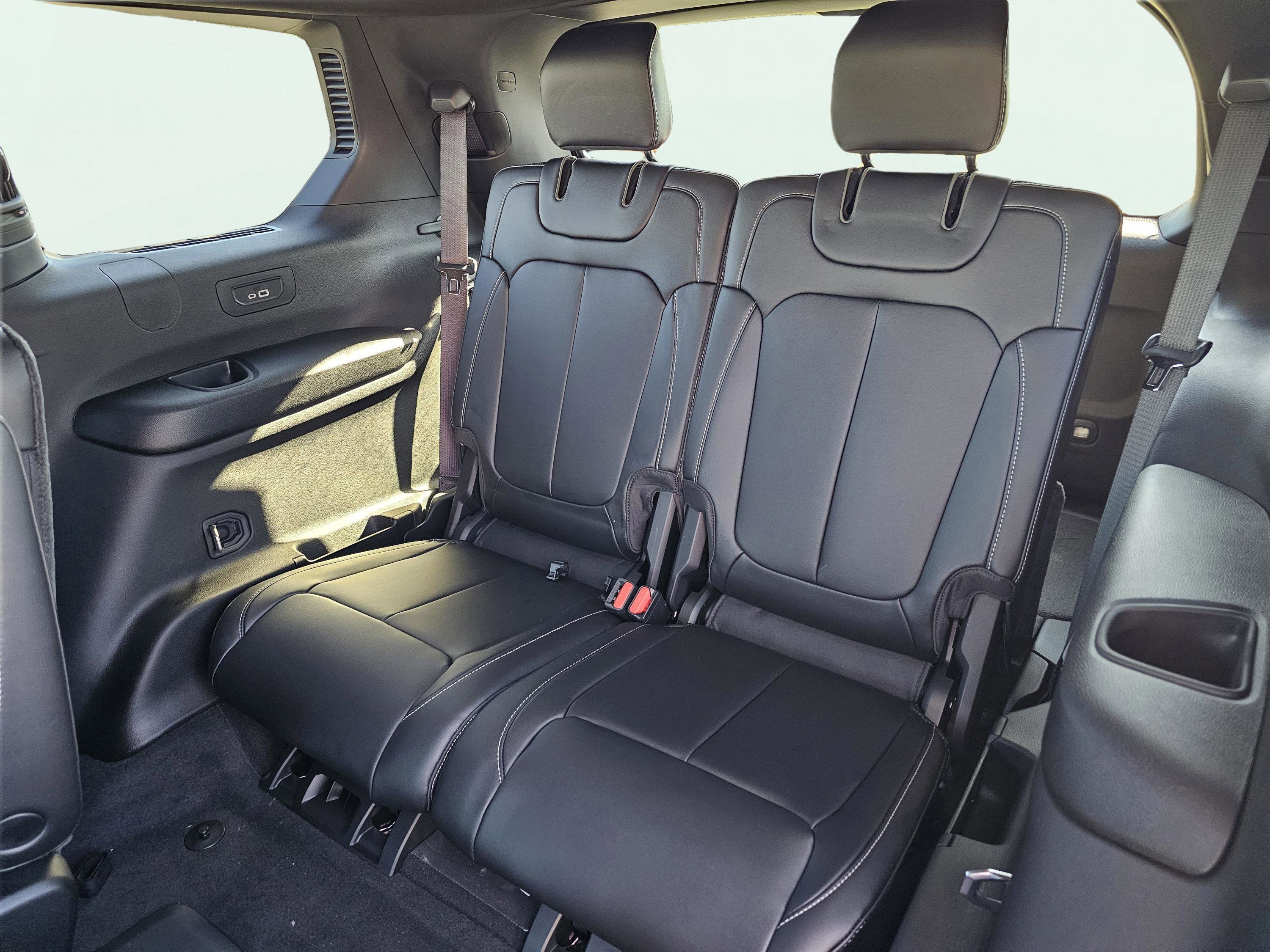 New 2025 Jeep Grand Cherokee L Limited w/ Black Appearance Package image 33