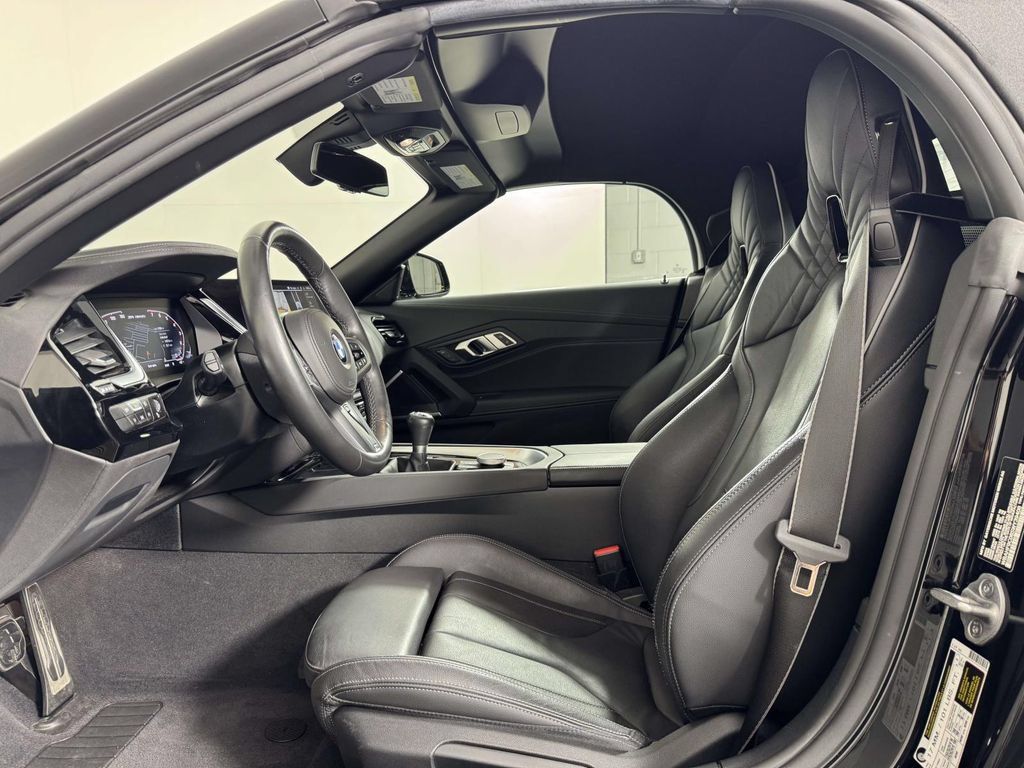 Used 2025 BMW Z4 M40i w/ Edition RWD image 4