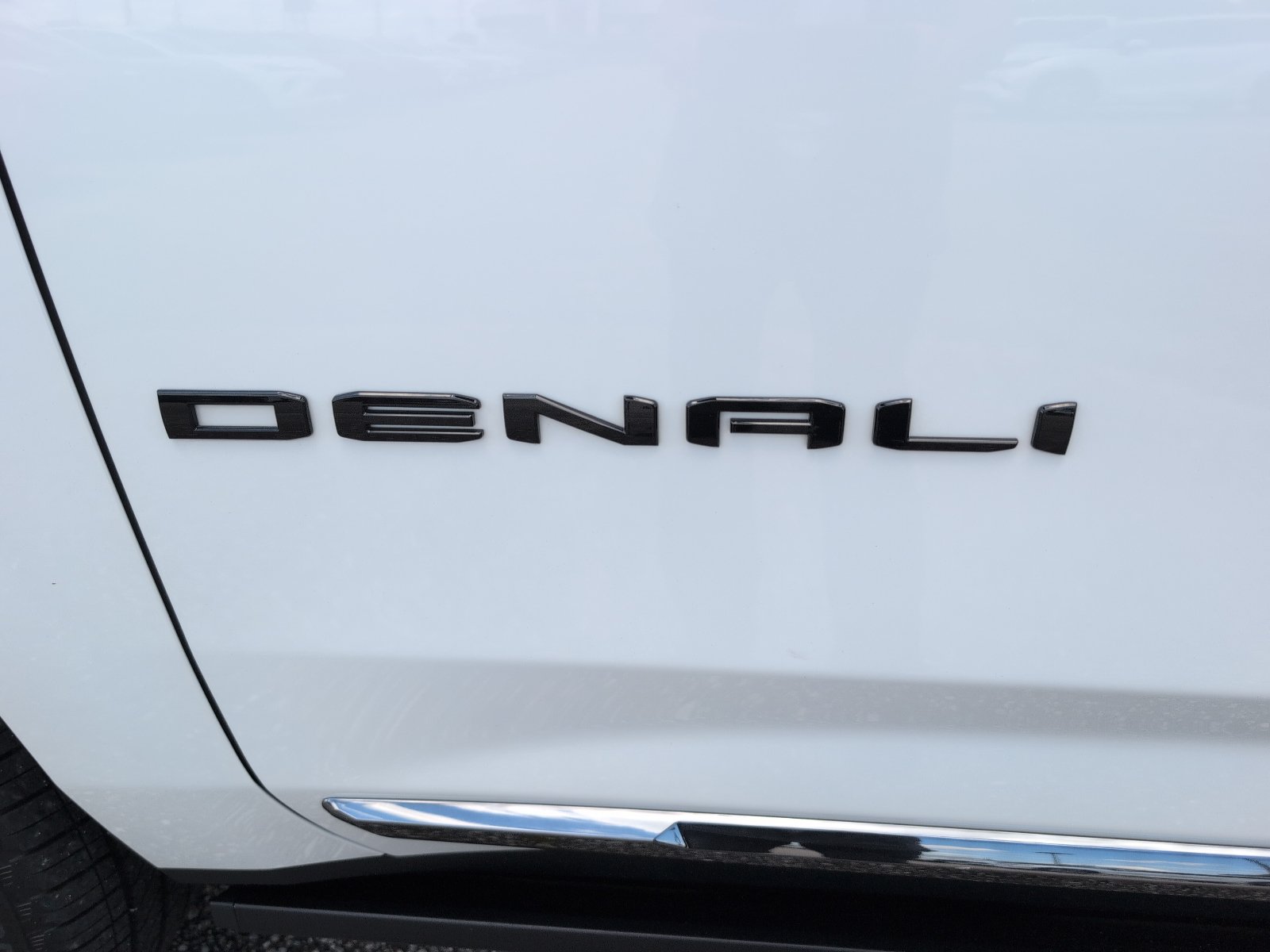 Used 2023 GMC Yukon Denali Ultimate AWD/4WD image 3