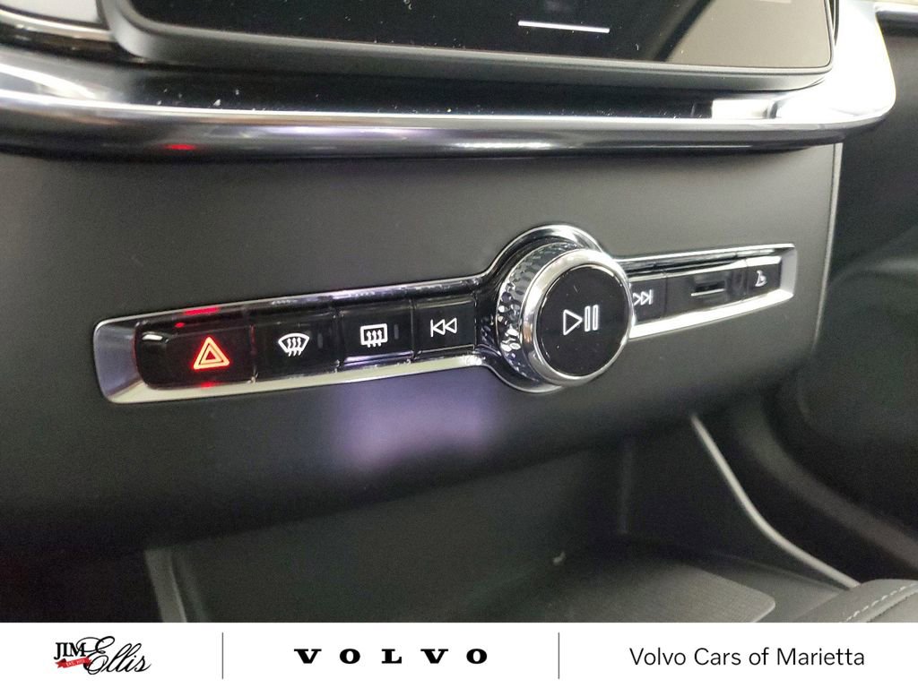 New 2025 Volvo XC90 B6 Core w/ Climate Package image 31