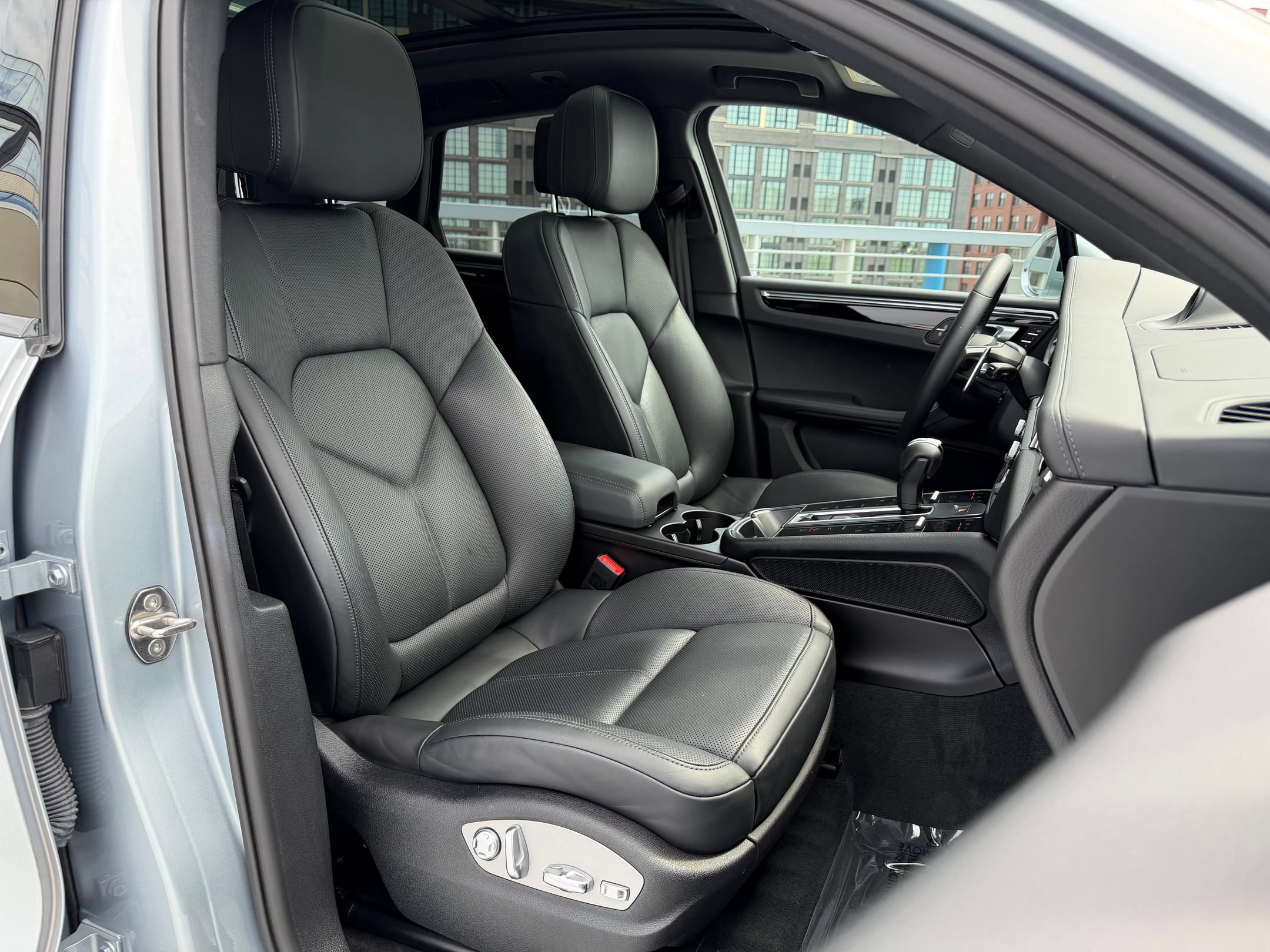 Certified 2023 Porsche Macan S AWD/4WD image 14