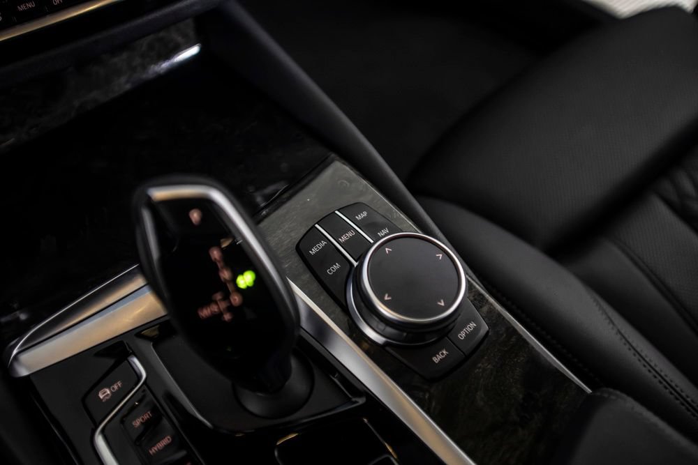 Used 2023 BMW 530e w/ Convenience Package RWD image 33