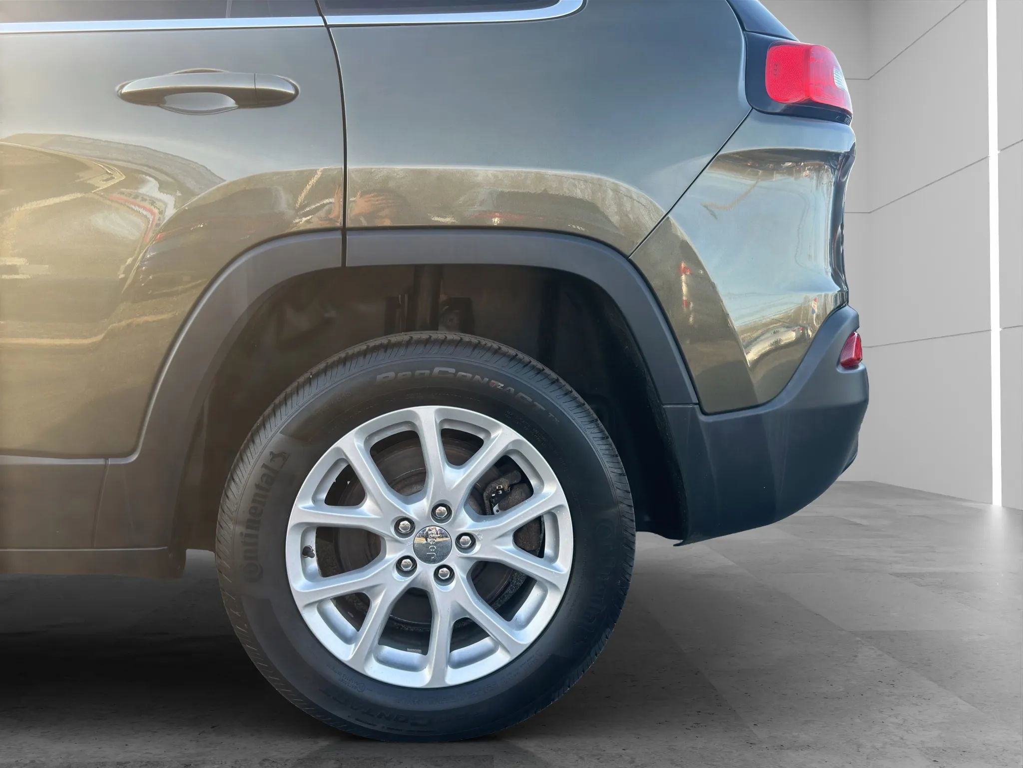 Used 2015 Jeep Cherokee Latitude w/ Cold Weather Group image 20