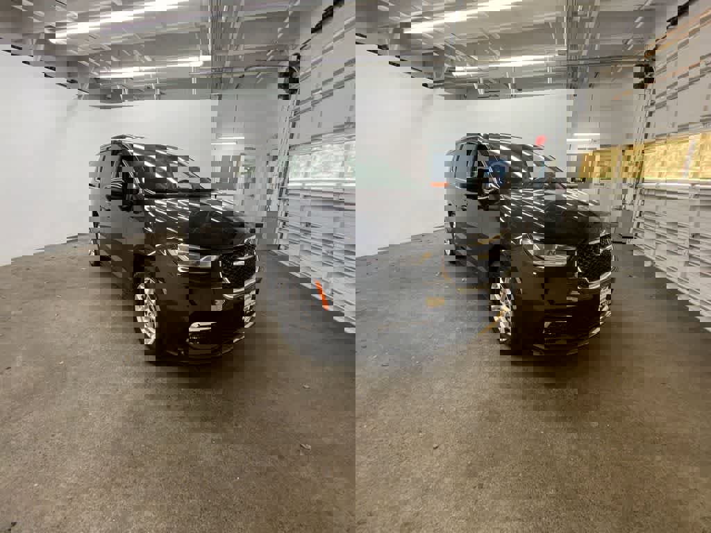 Used 2023 Chrysler Pacifica Touring-L image 8