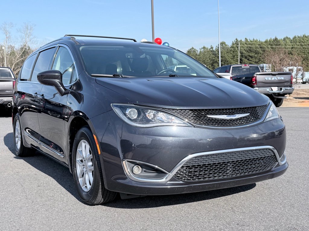 Used 2020 Chrysler Pacifica Touring-L FWD image 2