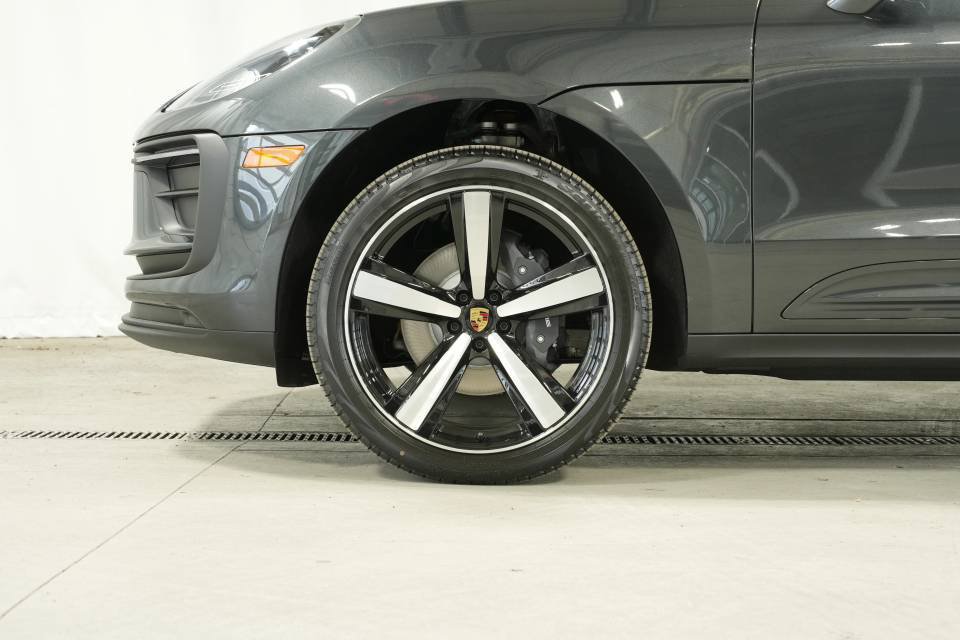 Certified 2026 Porsche Macan AWD/4WD image 43