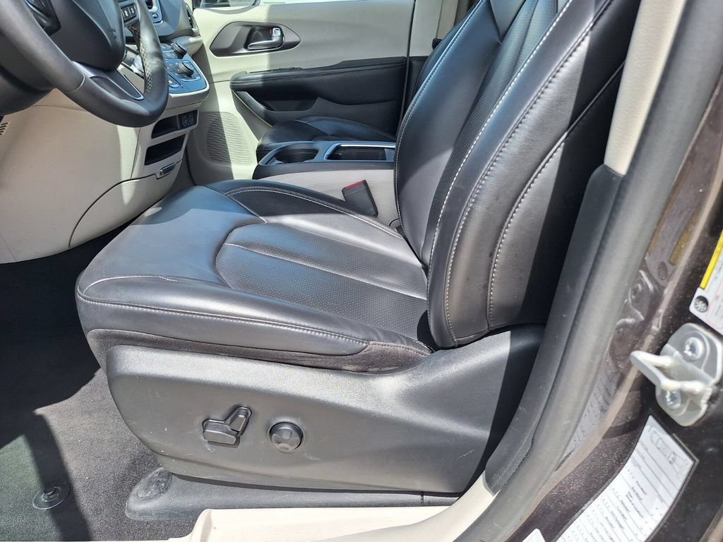 Used 2023 Chrysler Pacifica Touring-L FWD image 29