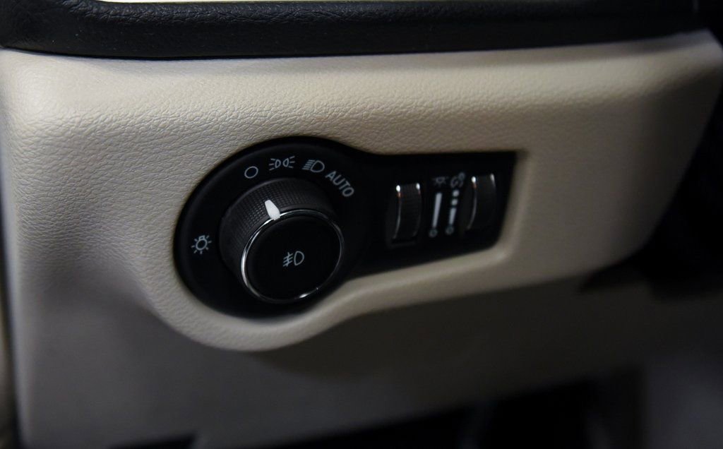 Used 2023 Chrysler Pacifica Limited image 4