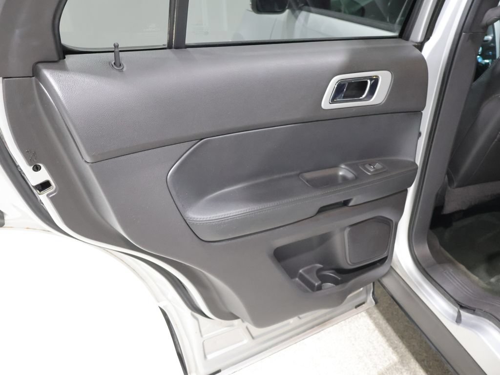 Used 2015 Ford Explorer XLT w/ Equipment Group 202A FWD image 15