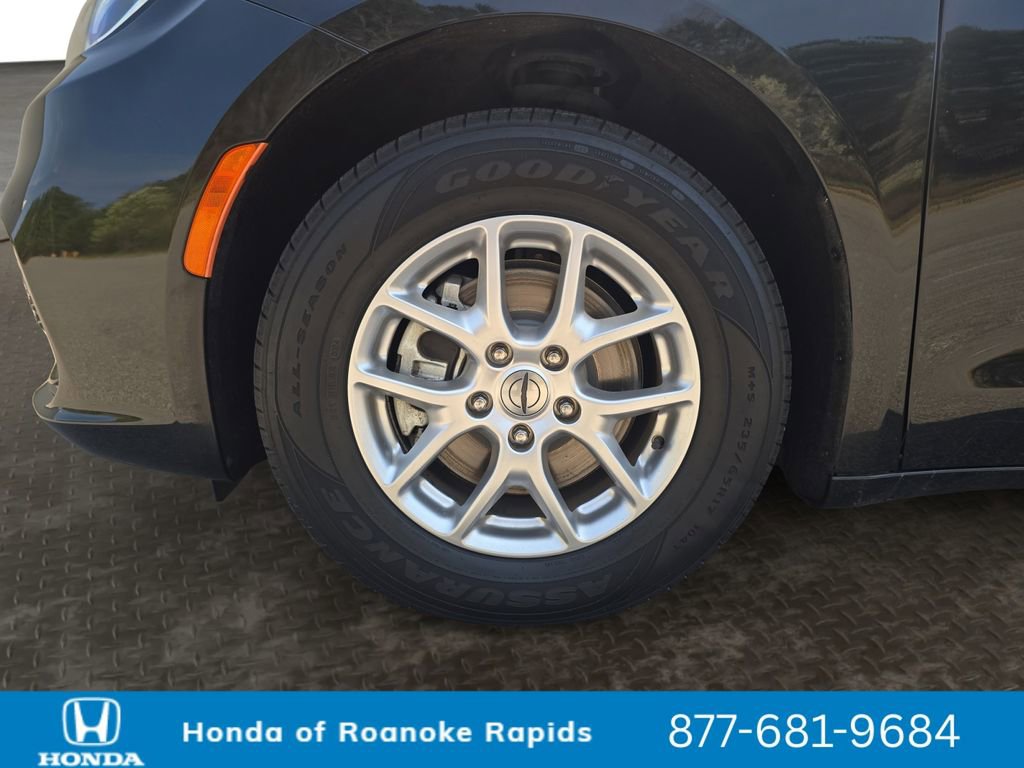 Used 2023 Chrysler Pacifica Touring-L image 9