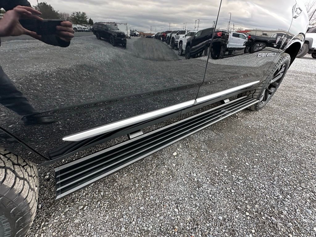 Used 2025 GMC Yukon Denali w/ Sun & Power Step Package image 23