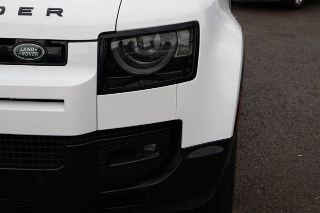 Used 2025 Land Rover Defender 110 X-Dynamic SE image 9