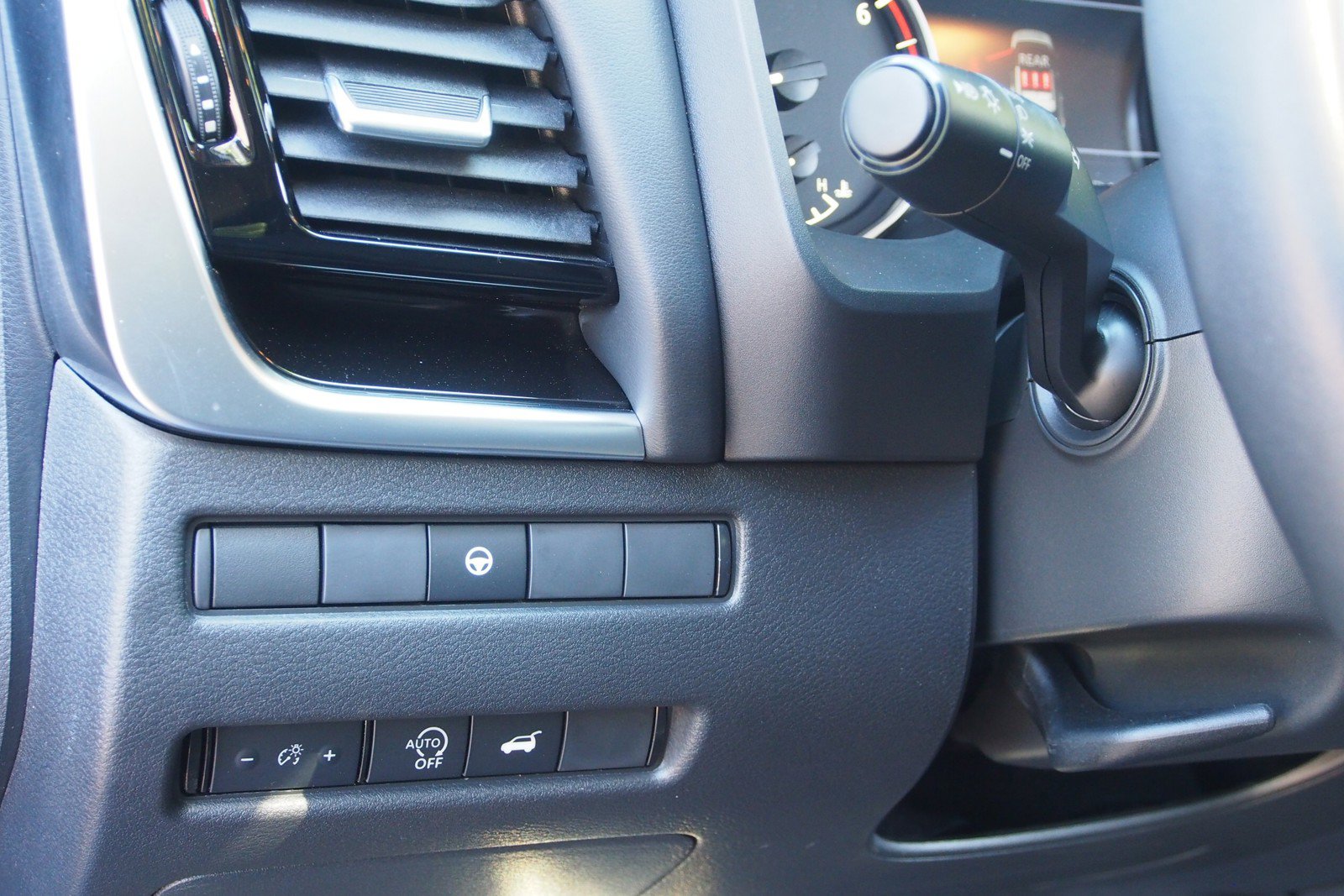 Used 2023 Nissan Rogue SL AWD/4WD image 21