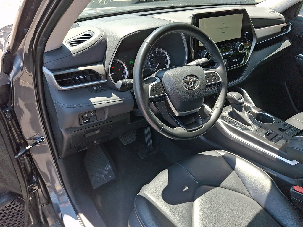 Used 2023 Toyota Highlander XLE AWD/4WD image 26