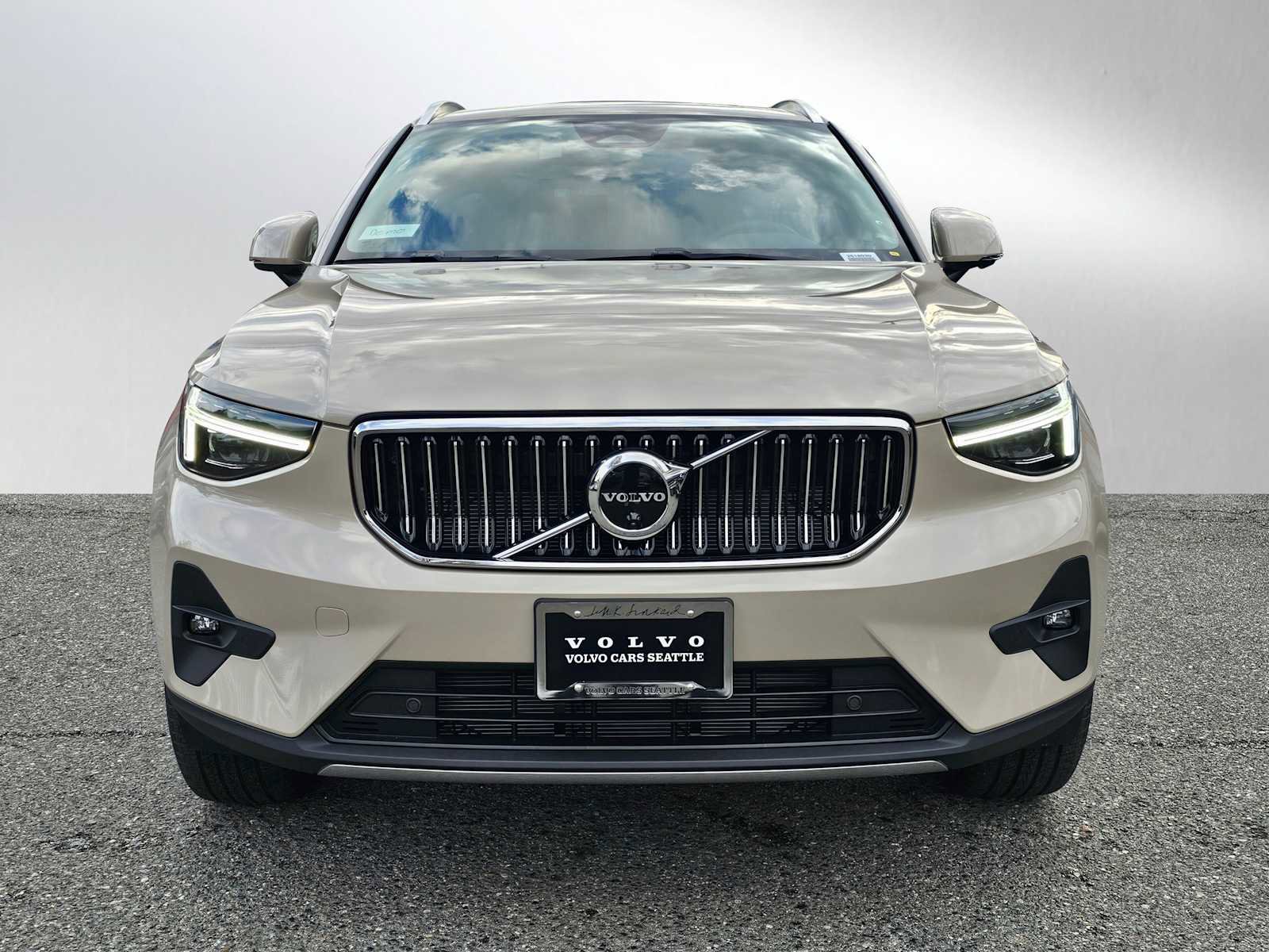 New 2025 Volvo XC40 B5 Ultra w/ Climate Package image 2