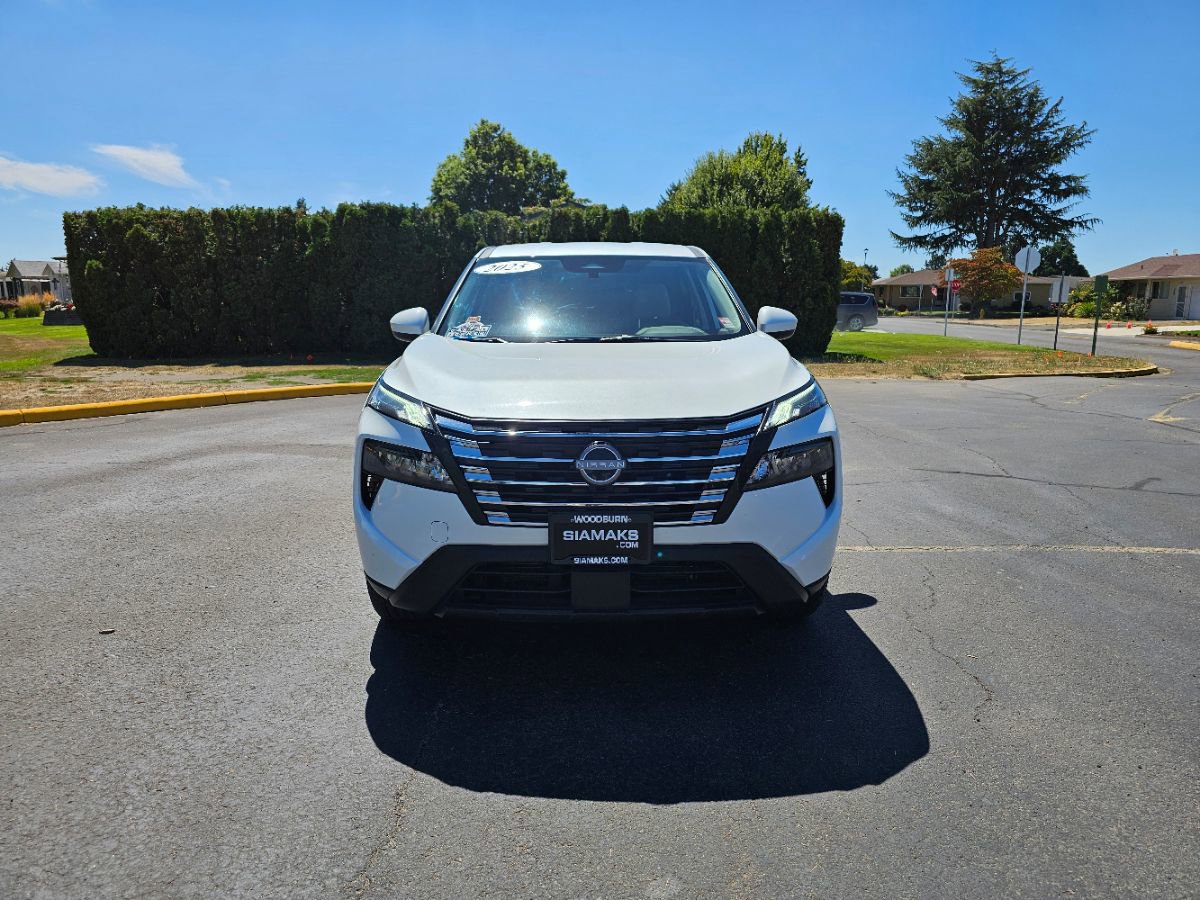 Used 2025 Nissan Rogue SV image 4