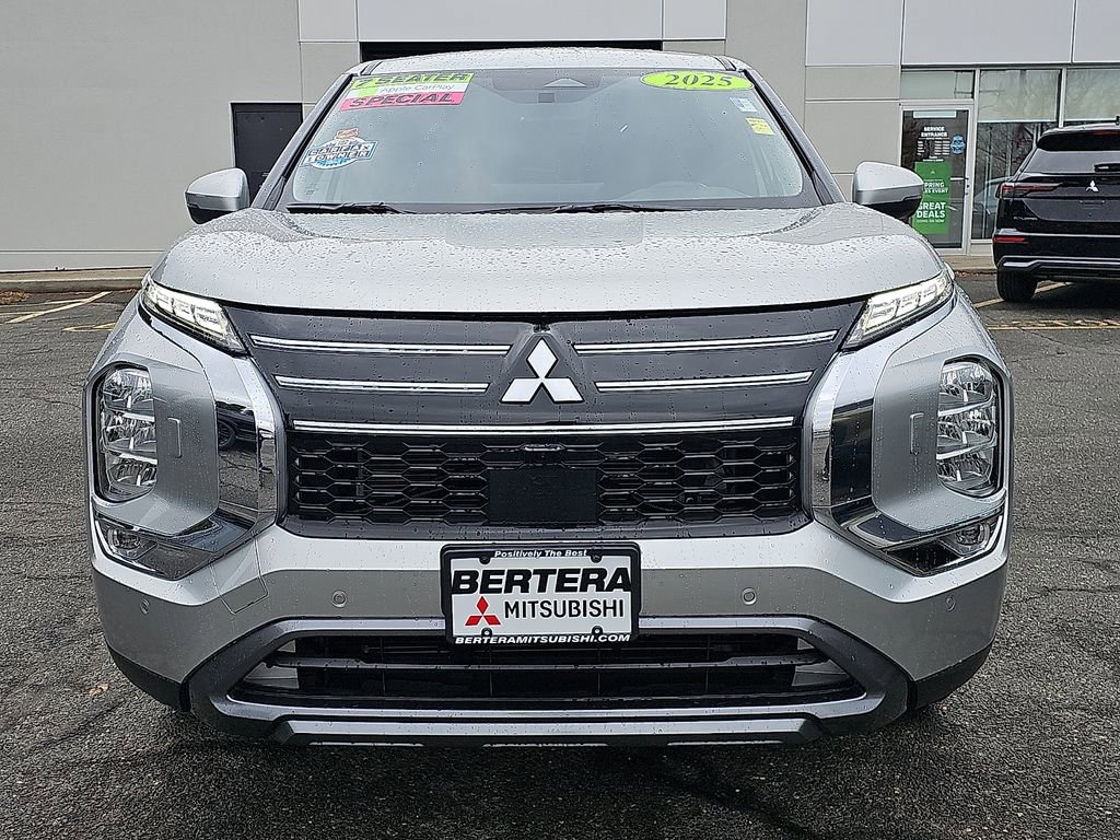 Used 2025 Mitsubishi Outlander SE image 2
