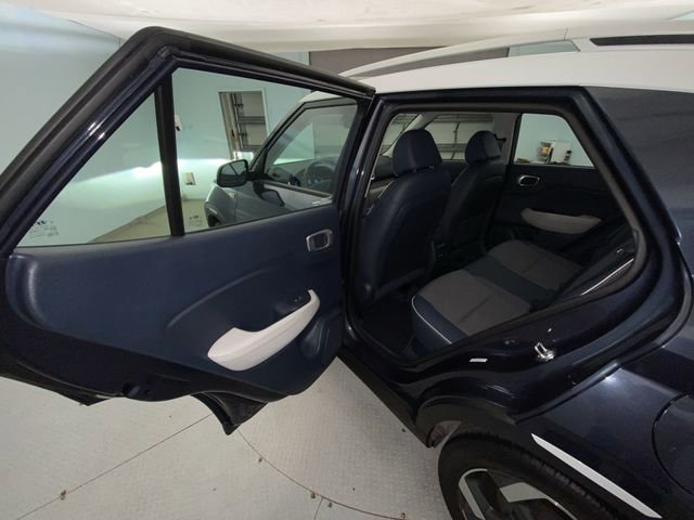Used 2024 Hyundai Venue Limited FWD image 22