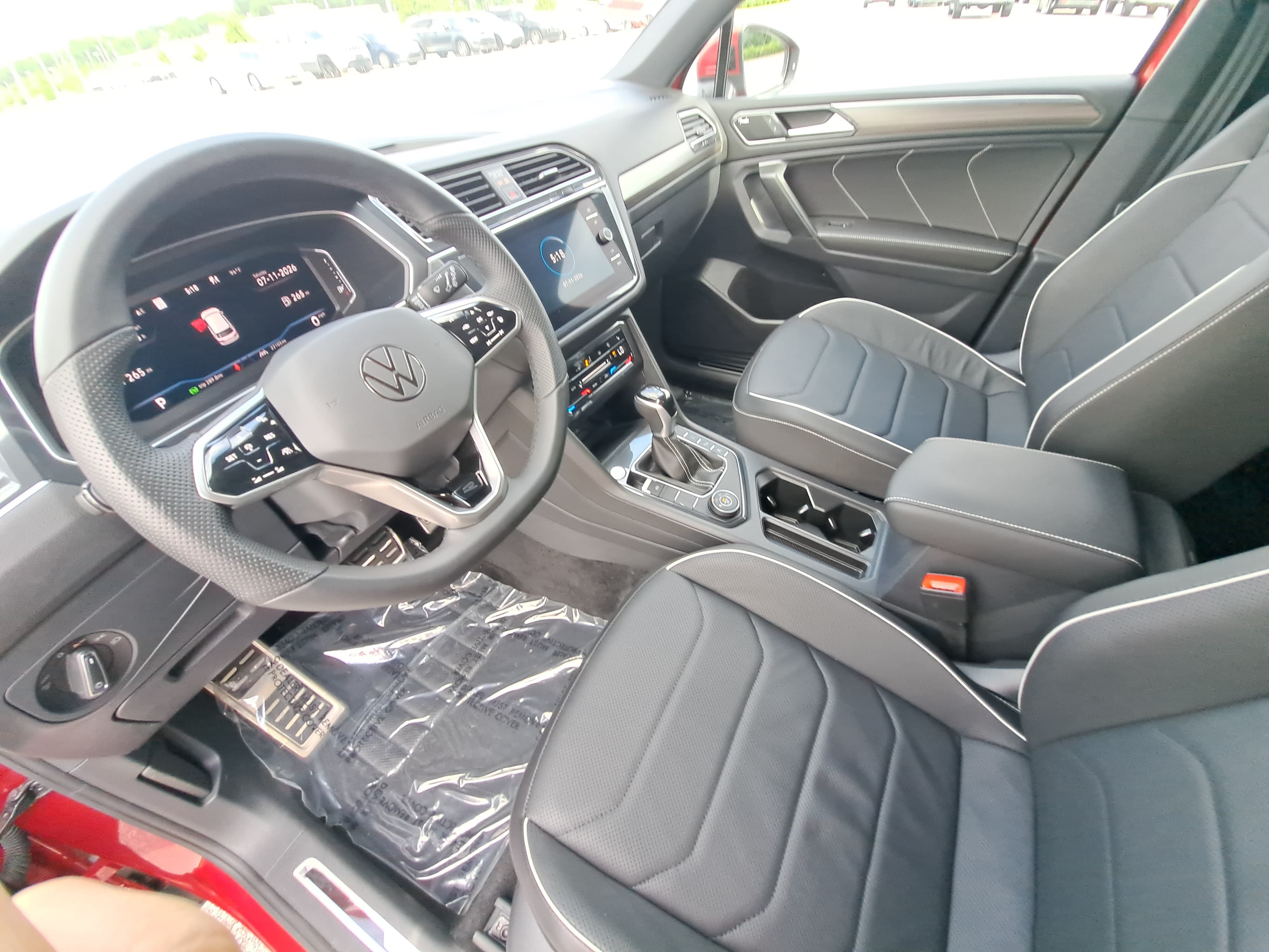 Certified 2024 Volkswagen Tiguan SEL R-Line AWD/4WD image 16