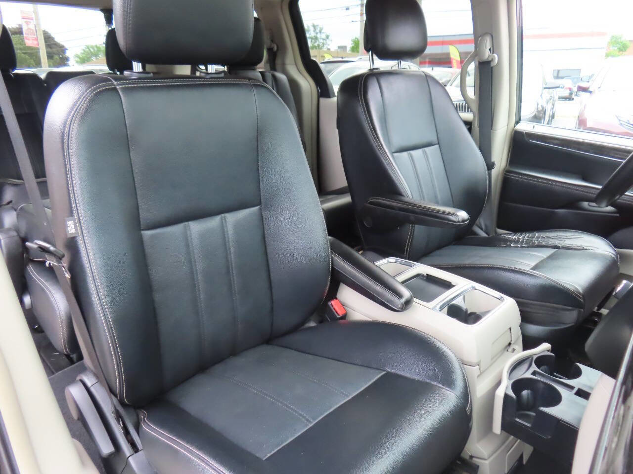 Used 2014 Chrysler Town & Country Touring FWD image 40
