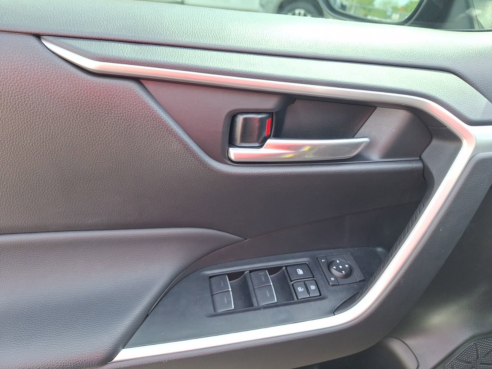 Used 2025 Toyota RAV4 XLE w/ Convenience Package image 17