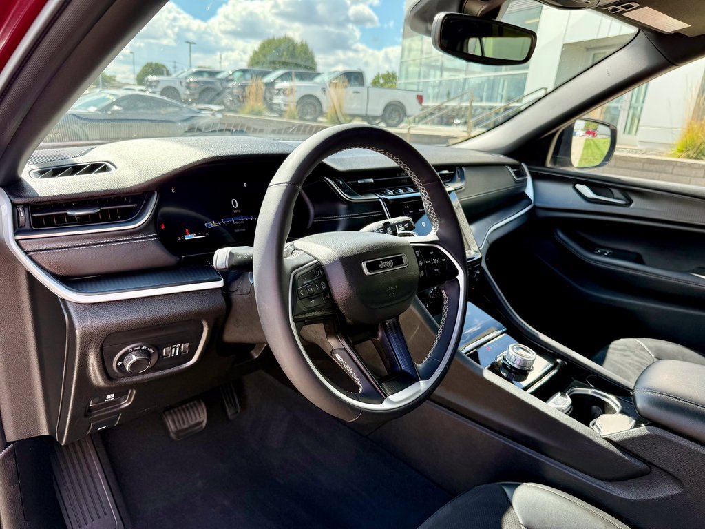 Used 2023 Jeep Grand Cherokee Altitude image 8