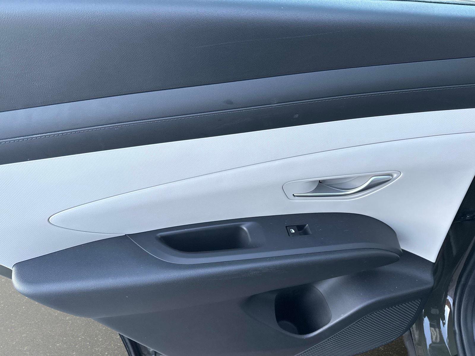 Certified 2025 Hyundai Tucson SE image 11