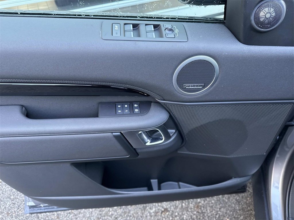 New 2025 Land Rover Discovery S image 19