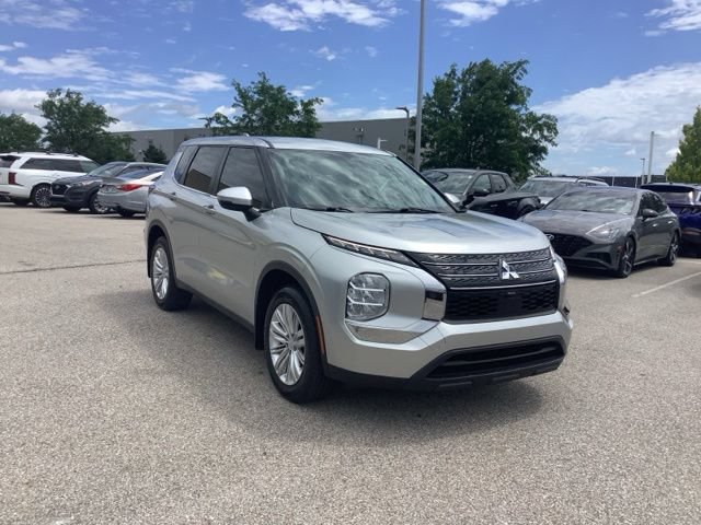 Used 2022 Mitsubishi Outlander ES FWD image 3