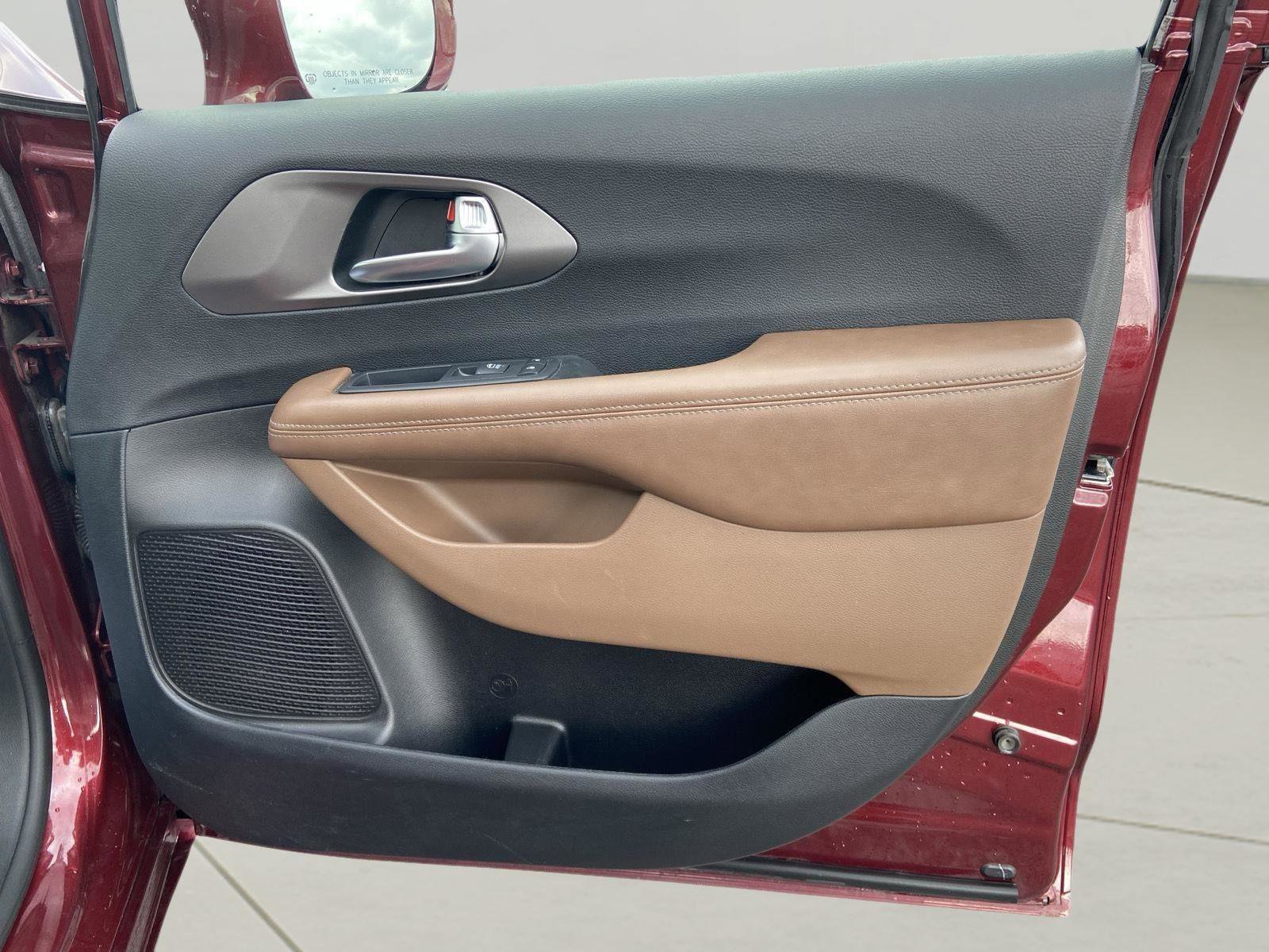 Used 2019 Chrysler Pacifica Limited w/ Advanced Safetytec Group image 62