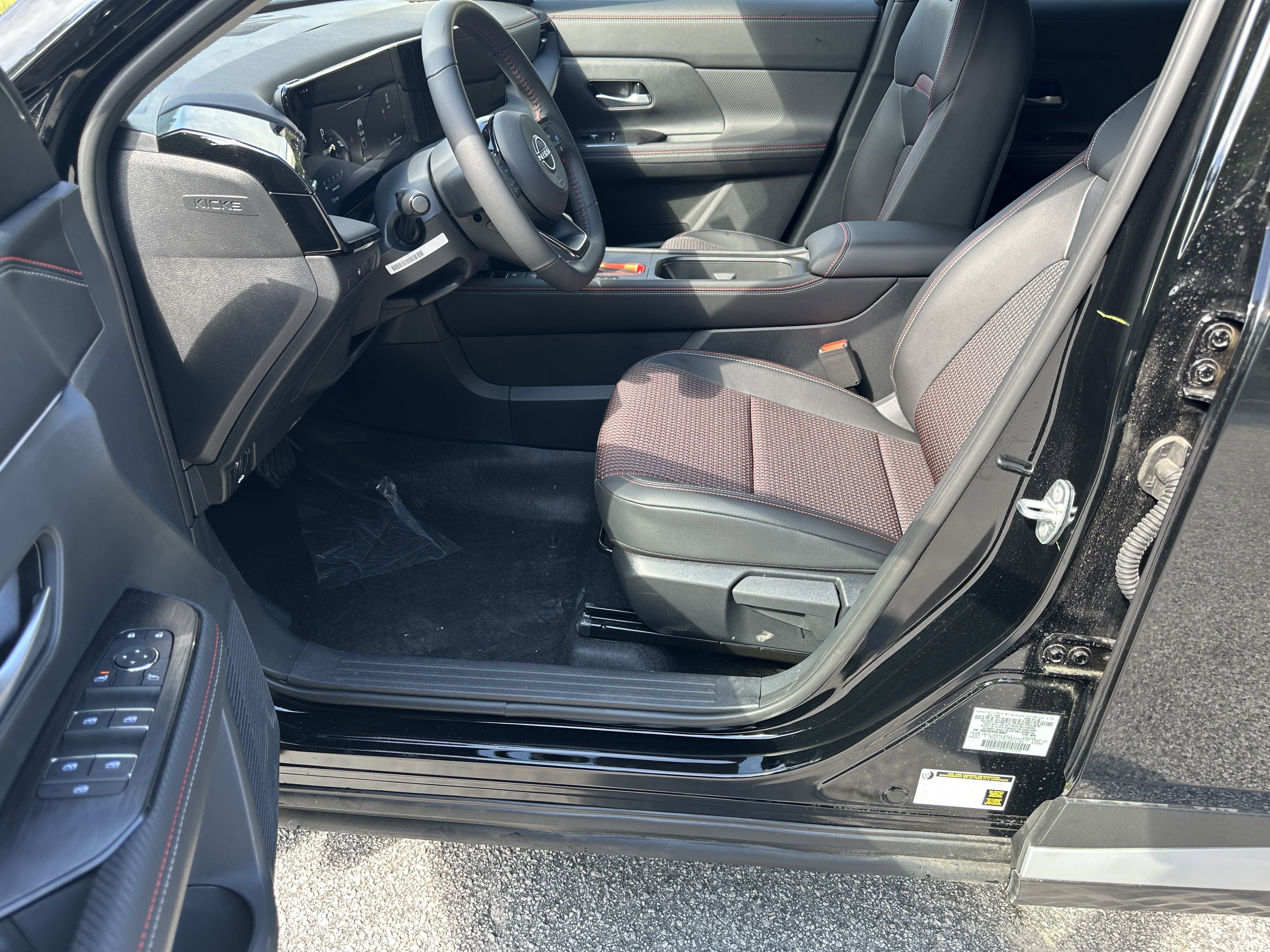 New 2025 Nissan Kicks SR image 9