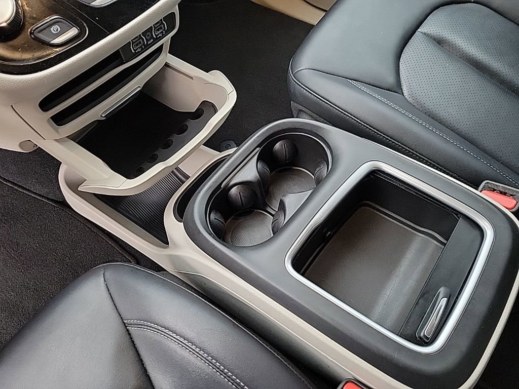 Used 2024 Chrysler Pacifica Touring-L FWD image 9