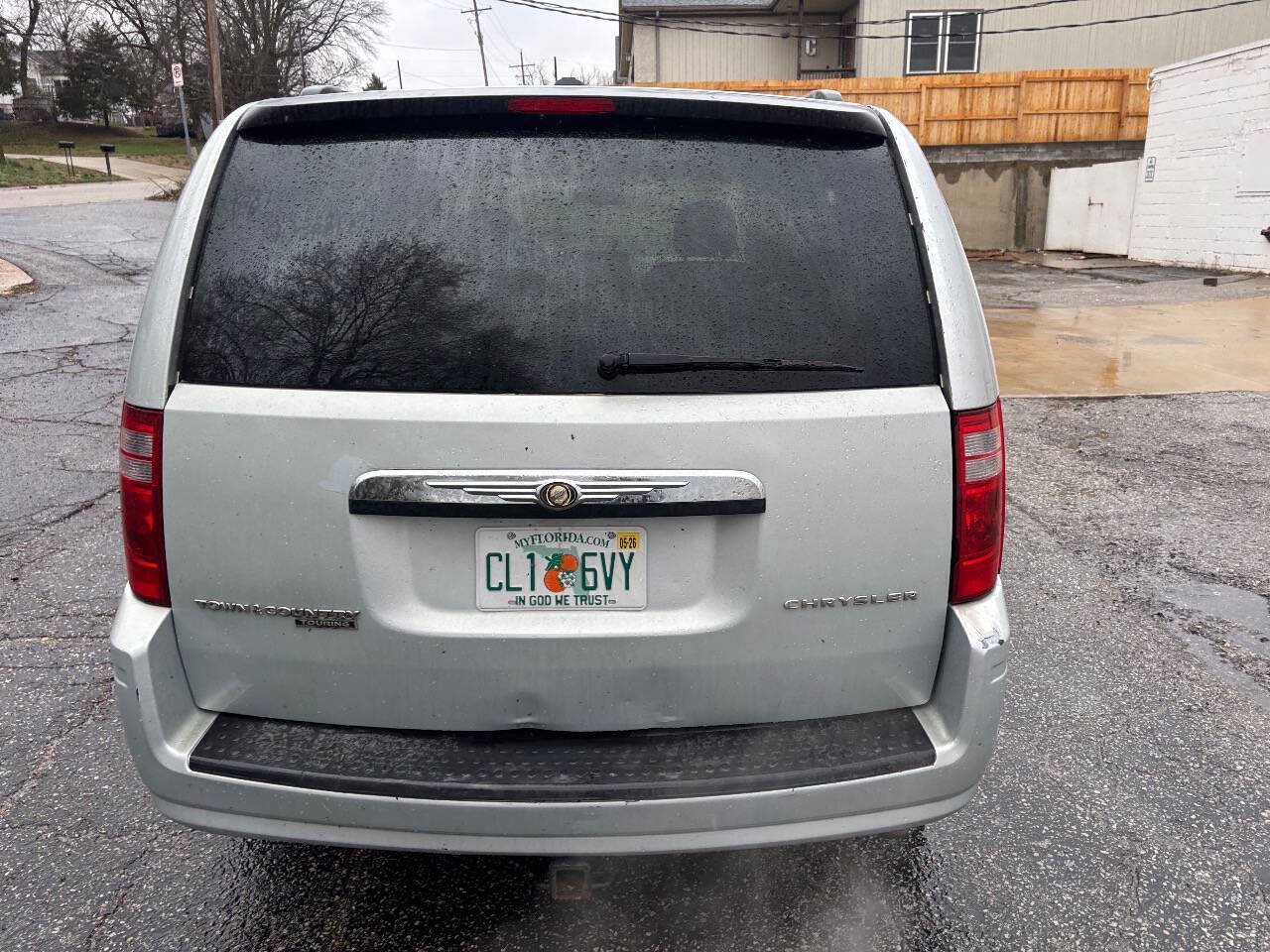 Used 2010 Chrysler Town & Country Touring FWD image 8
