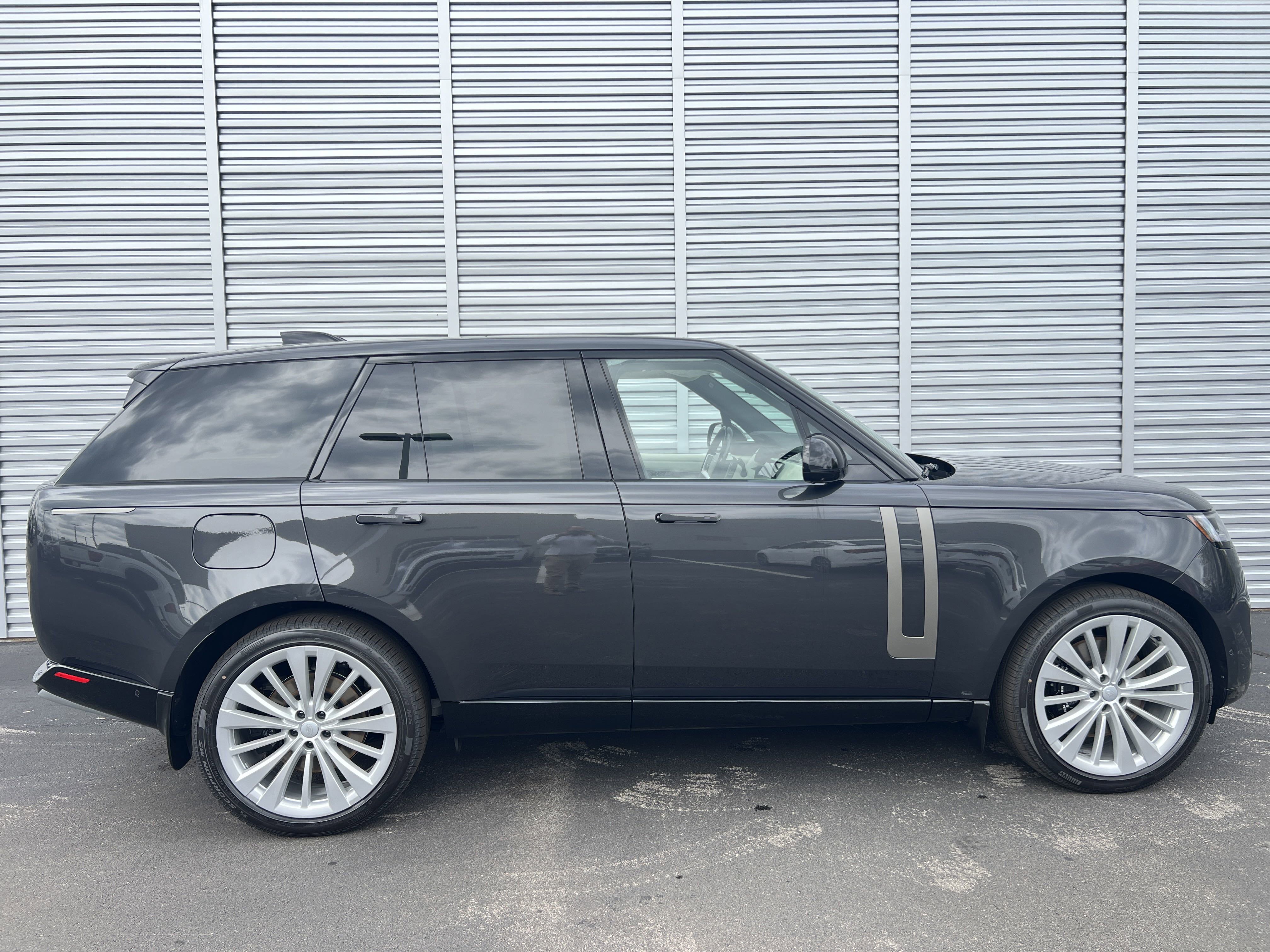 New 2025 Land Rover Range Rover SE image 6