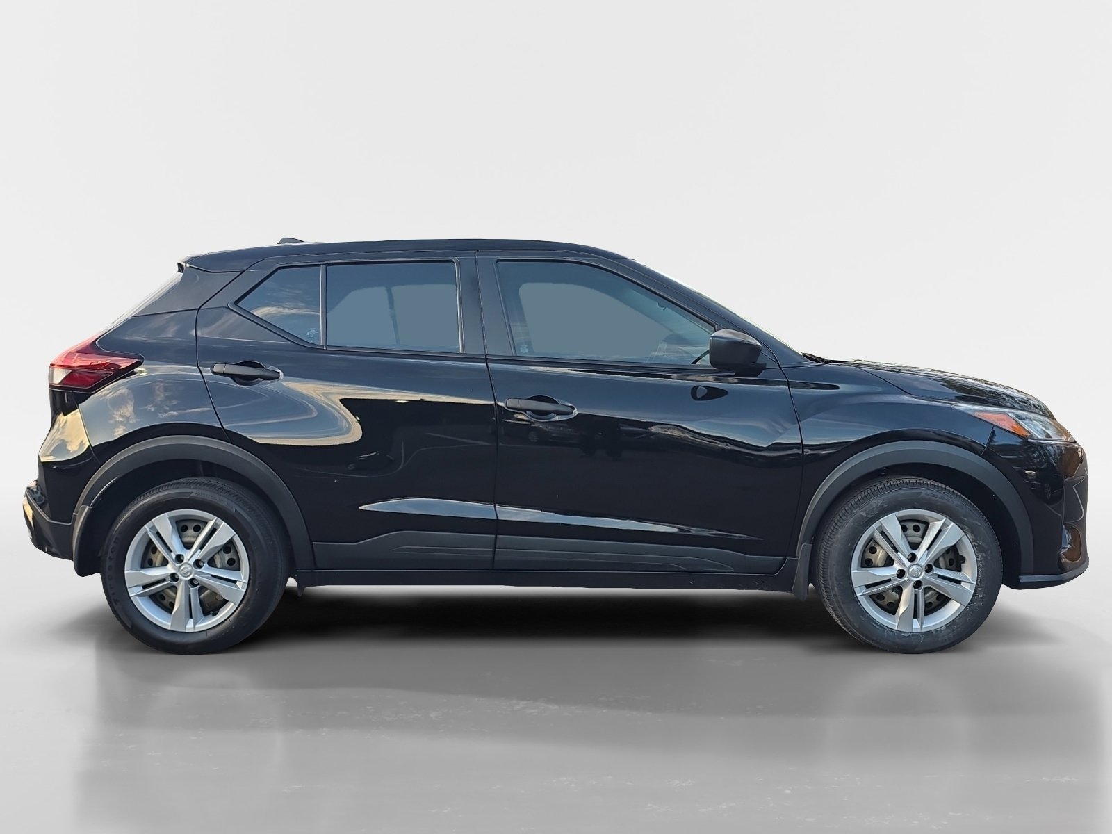 Used 2023 Nissan Kicks S image 6