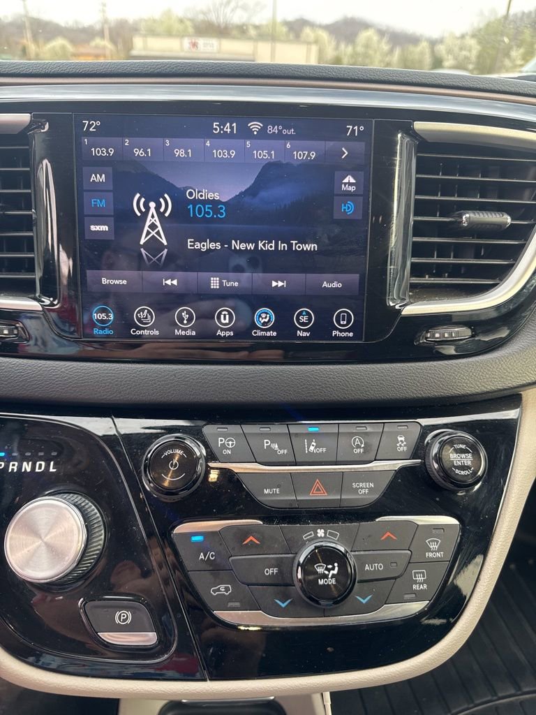 Used 2019 Chrysler Pacifica Touring-L w/ Advanced Safetytec Group image 11