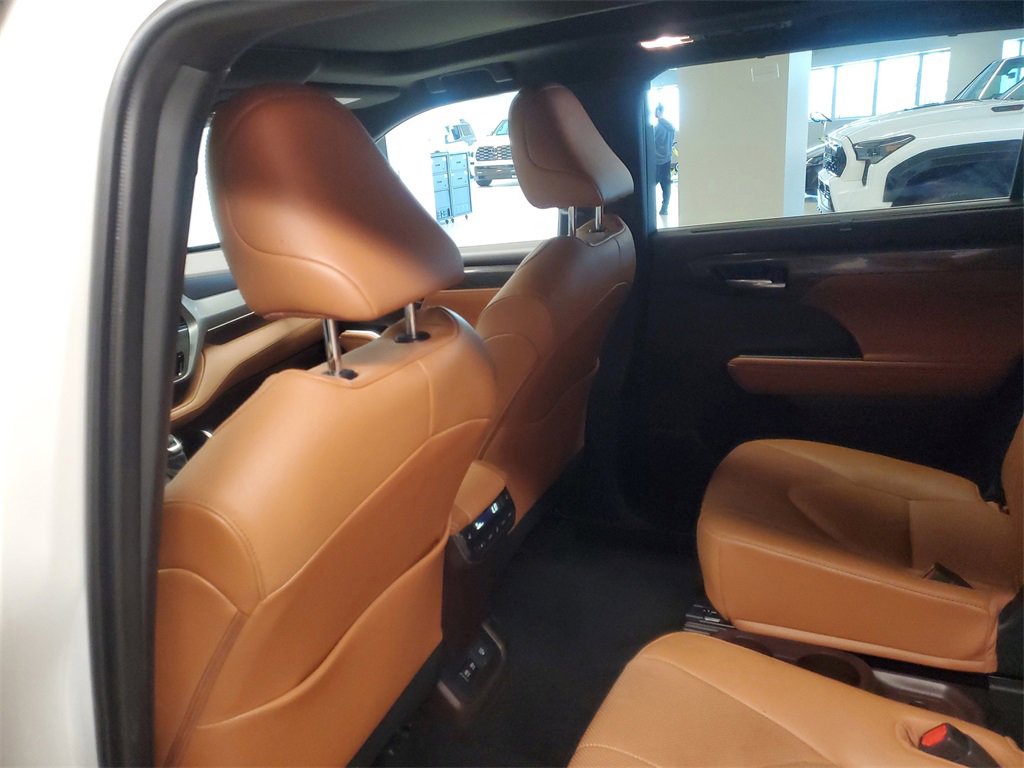 Certified 2021 Toyota Highlander Platinum image 11