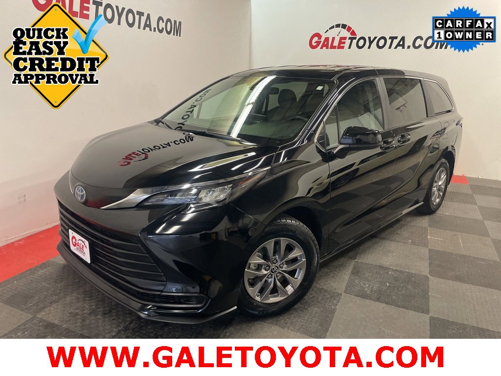 Used 2024 Toyota Sienna LE image 1