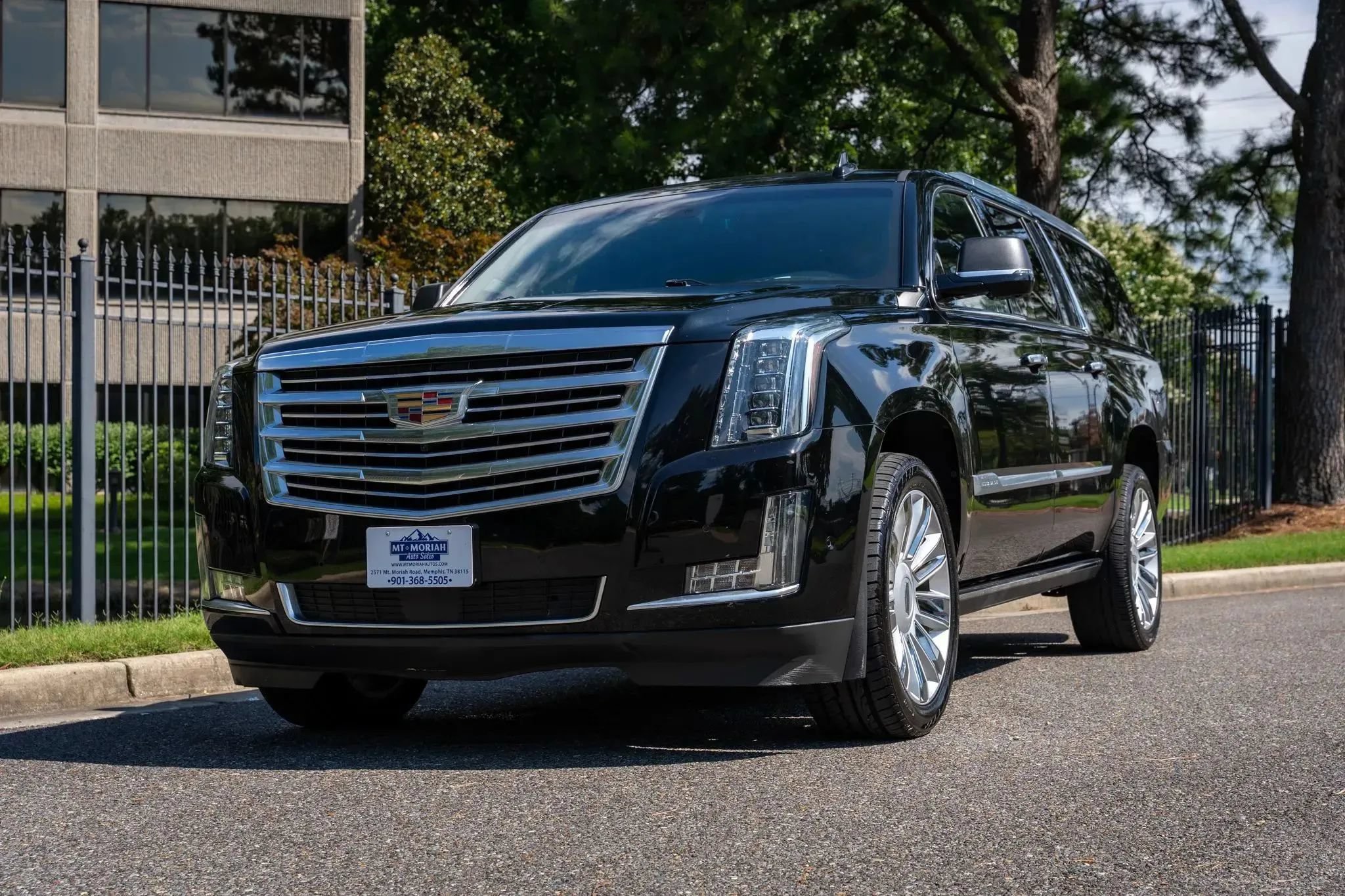 Used 2020 Cadillac Escalade ESV Platinum AWD/4WD image 2