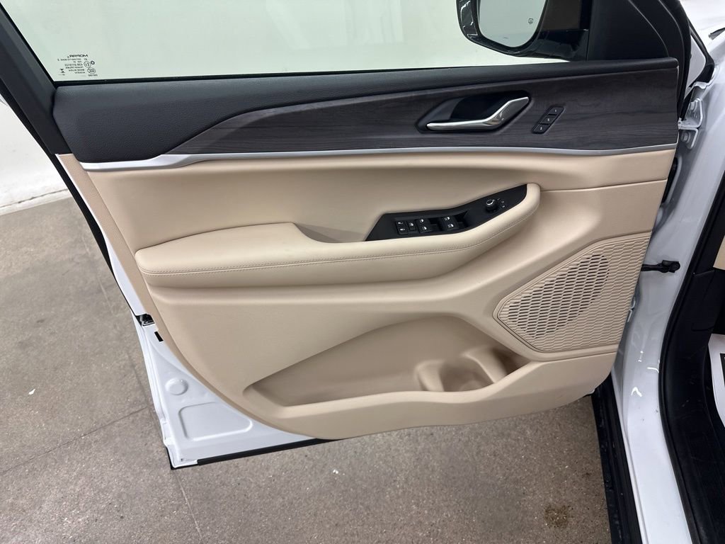 New 2025 Jeep Grand Cherokee Limited image 32