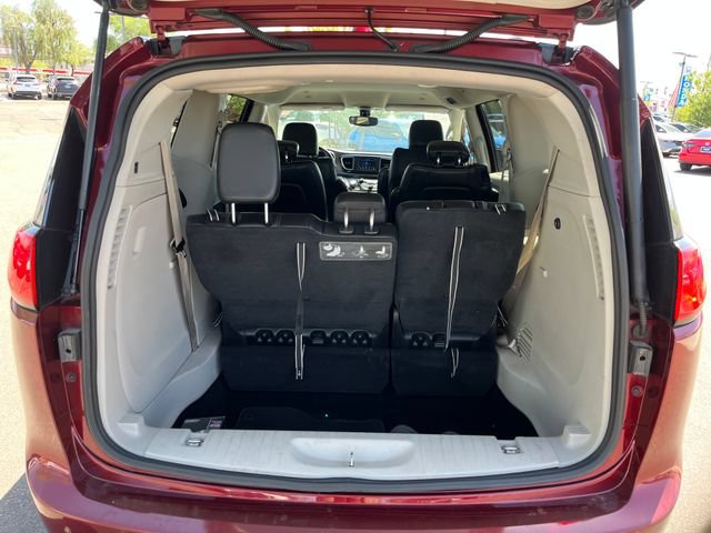 Used 2019 Chrysler Pacifica Touring-L FWD image 9