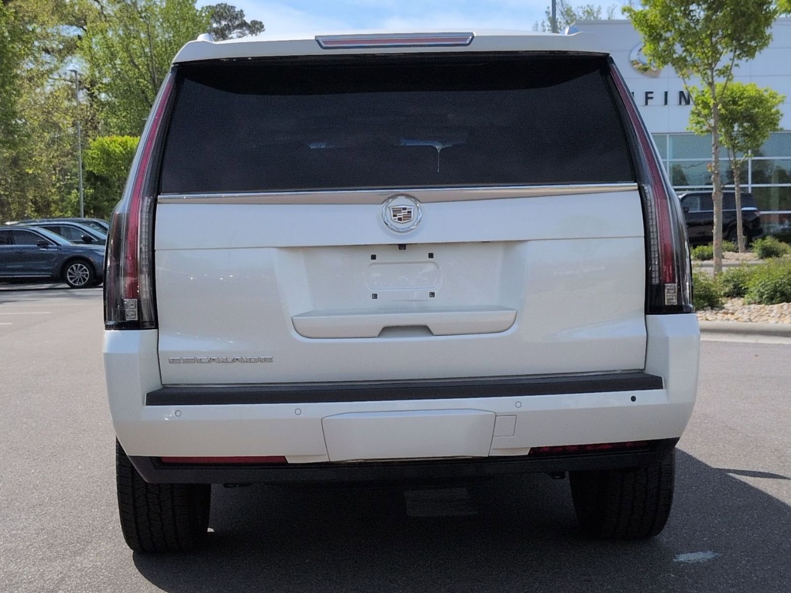 Used 2015 Cadillac Escalade Luxury image 4