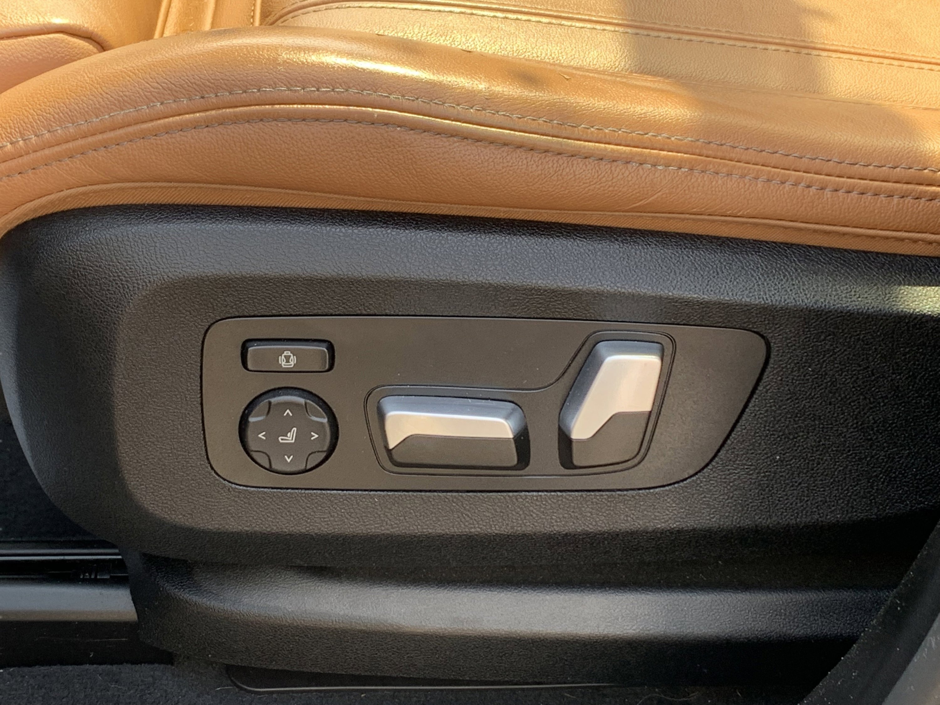 Used 2022 BMW X7 xDrive40i w/ M Sport Package image 25