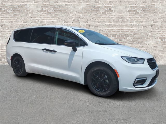 Used 2024 Chrysler Pacifica Touring-L FWD image 1